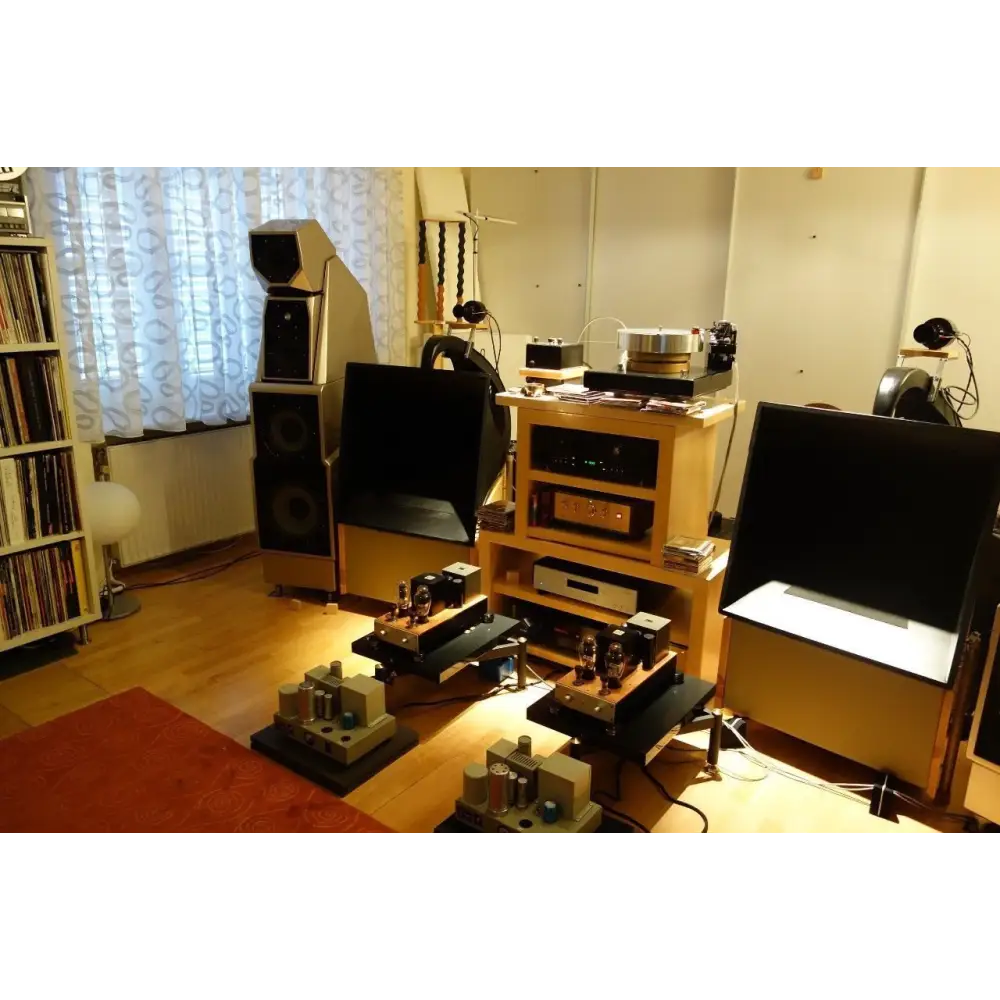 Hochwertiges Audiosystem mit mehreren Lautsprechern und Plattenspieler, tolle Photos verschiedener Kundenanlagen