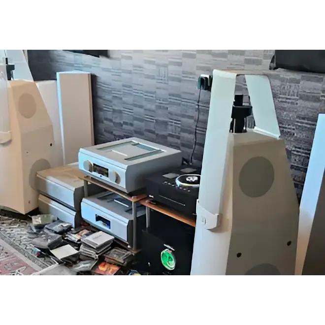 Hochwertiges Audiosystem mit mehreren Lautsprechern und Verstärkern, tollen photos verschiedener Kundenanlagen