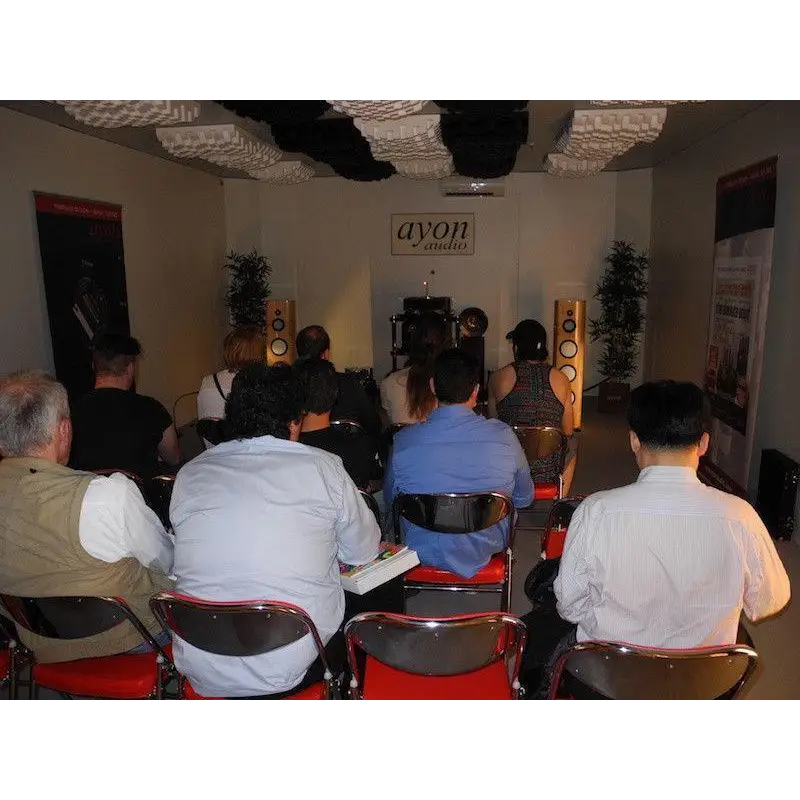 Tollen photos verschiedener kundenanlagen mit audience vor audioequipment in der Bildergalerie