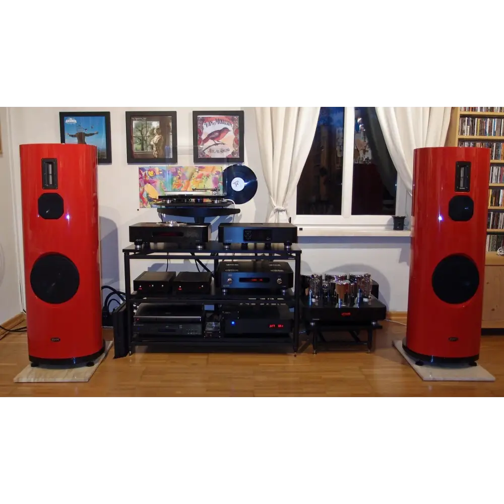 Red cylindrical floor-standing speakers in tollen photos verschiedener kundenanlagen bei Hifiteam