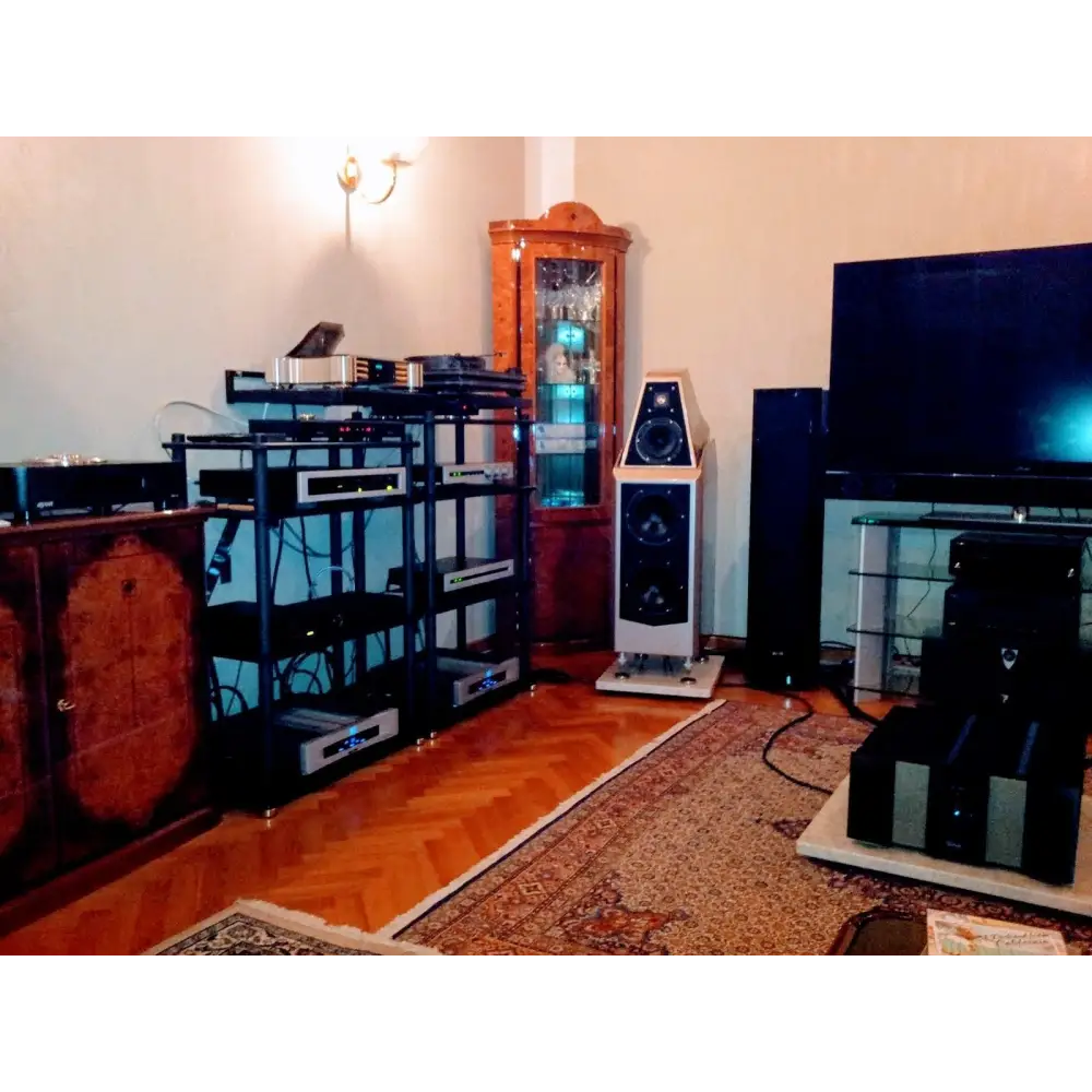 Tollen Photos verschiedener Kundenanlagen mit High-End Audio System und Fernseher