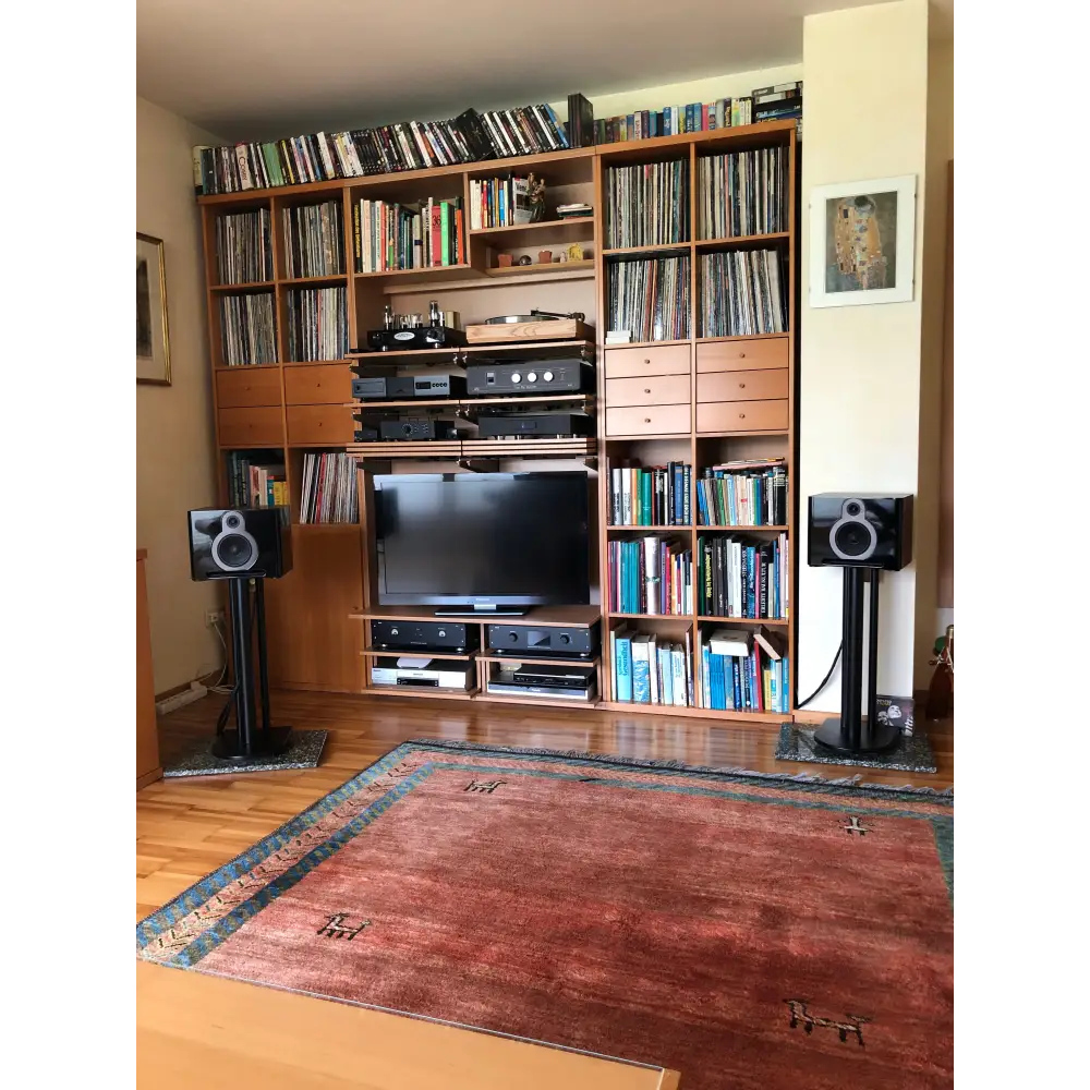 Tollen photos verschiedener Kundenanlagen mit integriertem Audio-Visuell-System in Holzregal