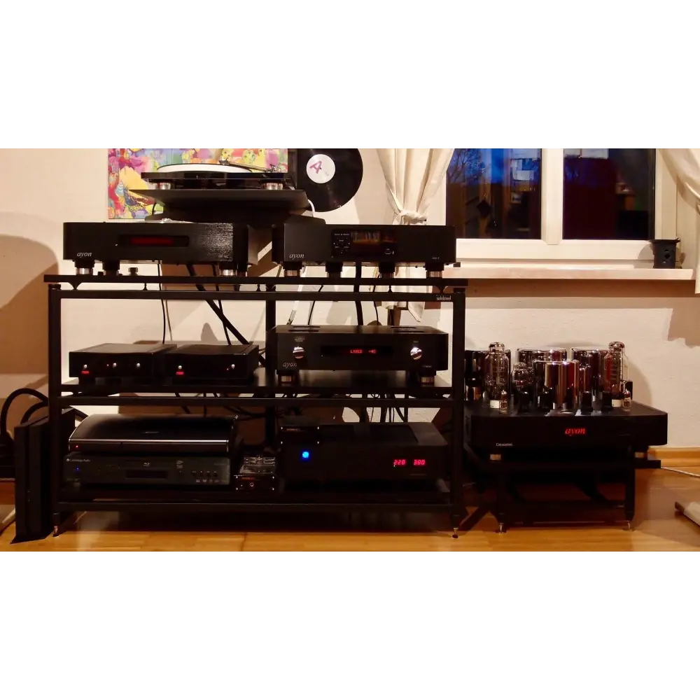 Hochwertige Audio-Komponenten auf einem mehrstufigen Rack - tollen Photos verschiedener Kundenanlagen
