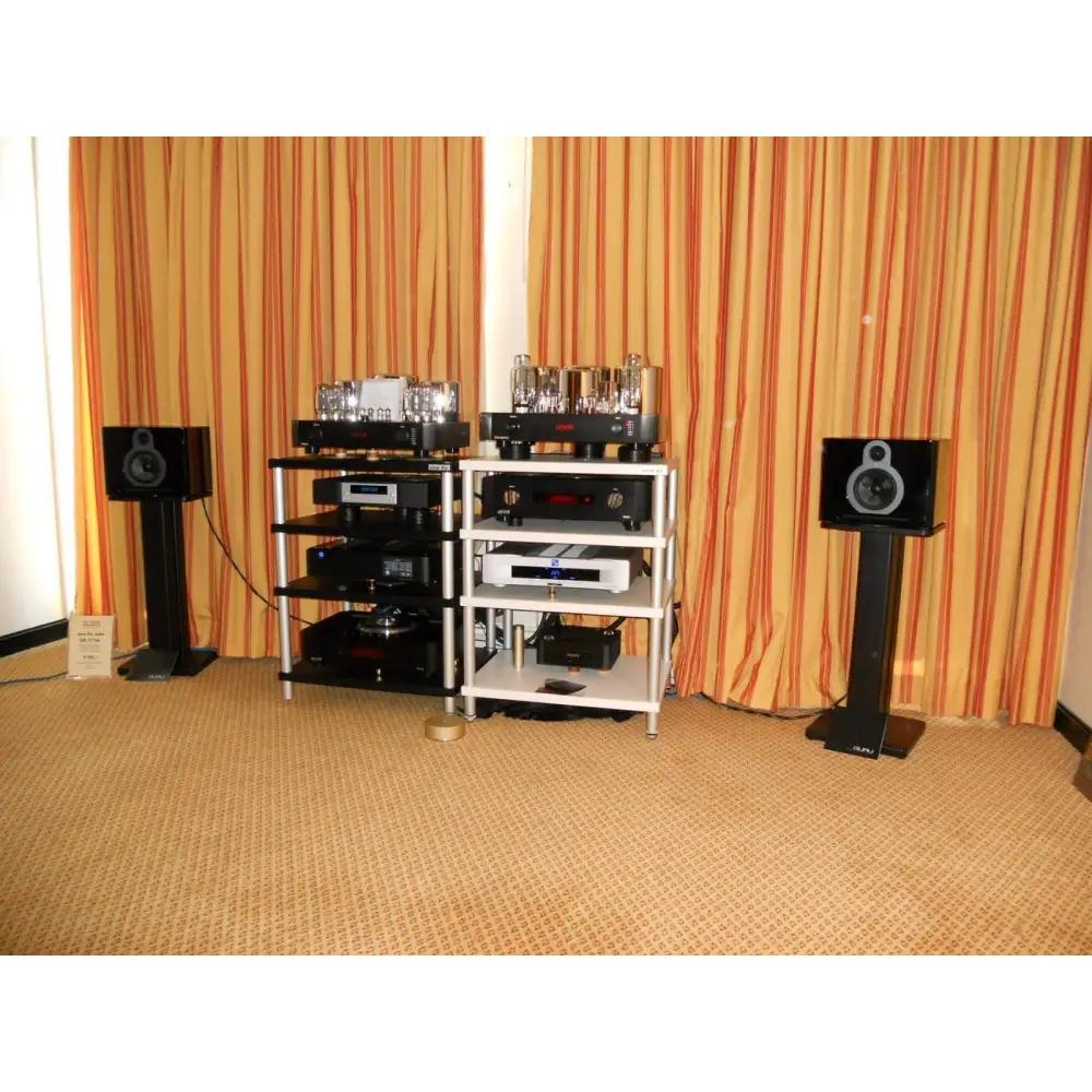 Hochwertiges Audiosystem mit Röhrenverstärker, Rack-Komponenten und Standlautsprechern in tollen photos verschiedener kundenanlagen