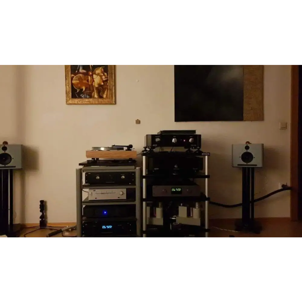 Hochwertiges Audiosystem mit Plattenspieler, Verstärkern und Standlautsprechern, tollen photos verschiedener kundenanlagen