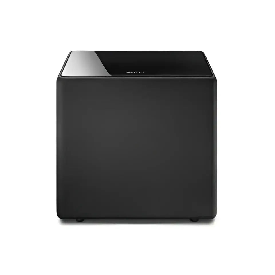 Schwarzer kompakten Größe Kube8b Subwoofer mit glänzender Oberfläche, ideal bei viel Platz