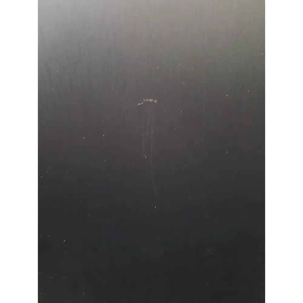 Darkgraue Oberfläche mit Kratzspur, KEF Q 750 Standlautsprecher, optischen Schäden sichtbar