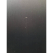 Darkgraue Oberfläche mit Kratzspur, KEF Q 750 Standlautsprecher, optischen Schäden sichtbar