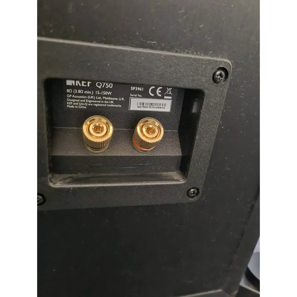 Rückseite des KEF Q750 Standlautsprechers mit Anschlussklemmen und Serien-Infoschreiben
