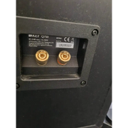 Rückseite des KEF Q750 Standlautsprechers mit Anschlussklemmen und Serien-Infoschreiben