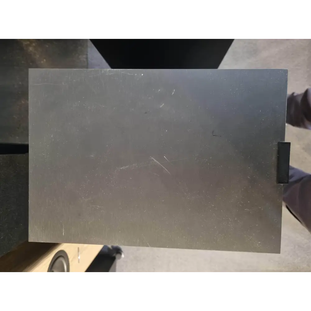Brushed Metallplatte mit Kratzern, passend zur KEF Q 750 Serie, ohne optischen Schäden