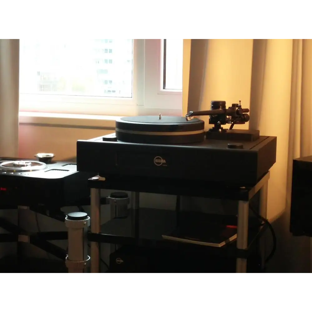 Hochwertige Hifi Stereoanlage mit schwarzem Turntable bei Klangbilder Ausstellung 2014