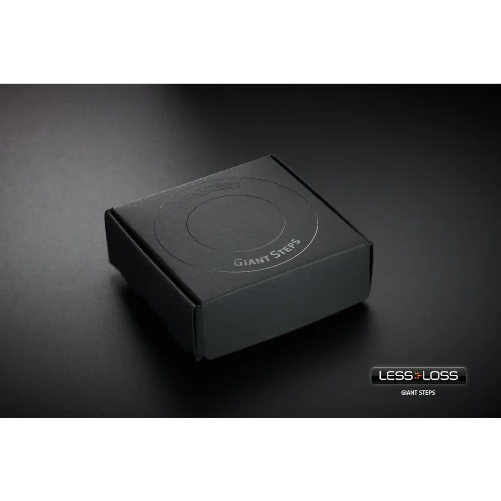 Schwarze lessloss giant hifi box aus karton mit prägender giant steps marke und rundem designenschriftzug