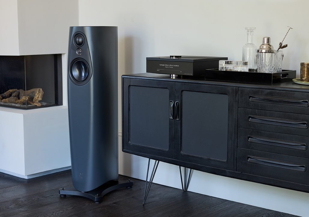 Linn 343 in Triton neben einem Sideboard