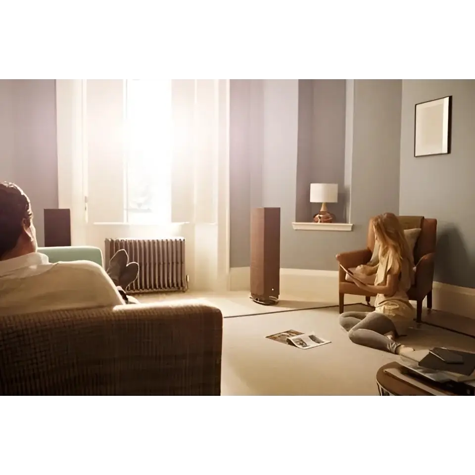 Zwei Personen entspannen in einem modernen Wohnzimmer mit Linn 530 Aktivlautsprecher, Raumoptimierung+