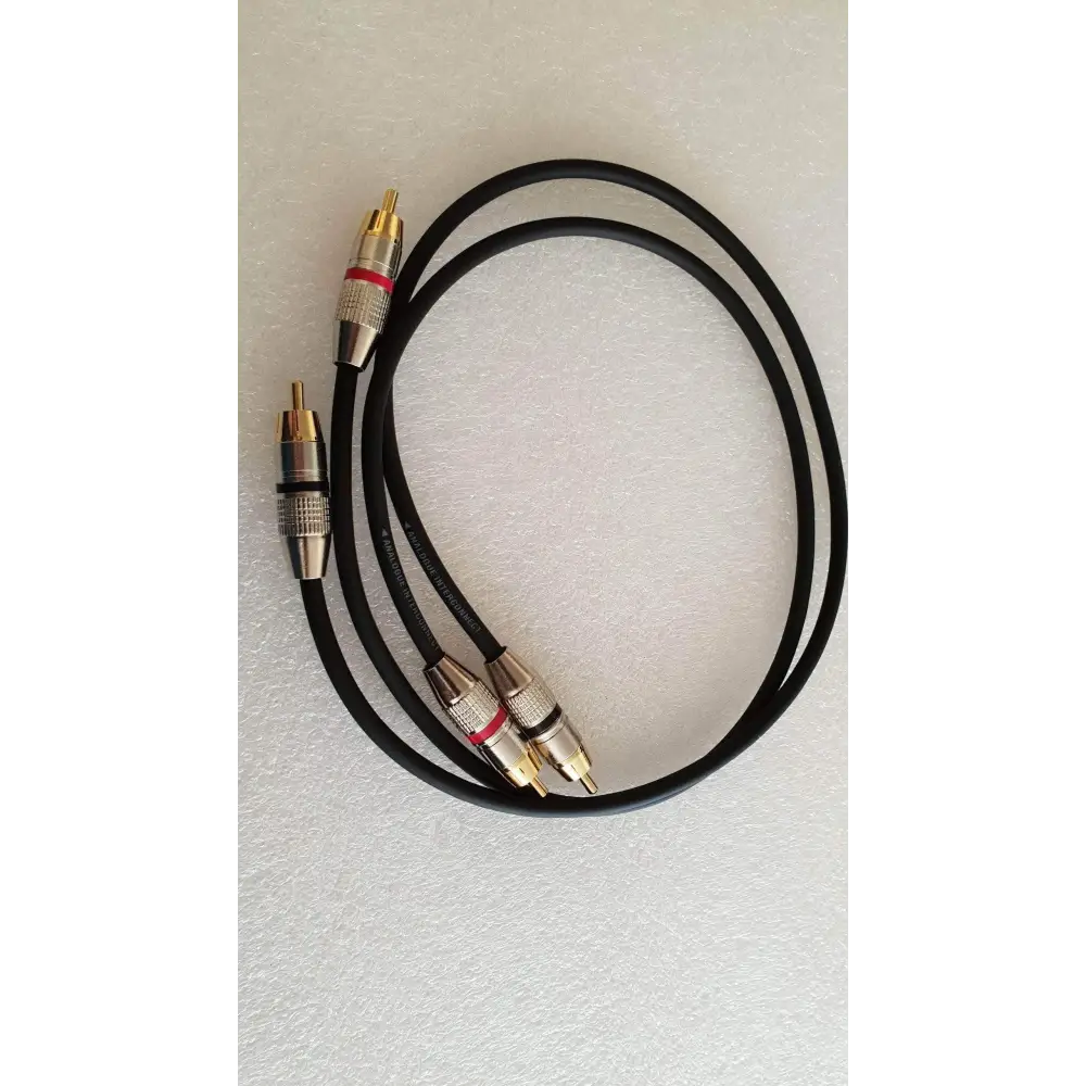 Schwarzes RCA Audiokabel mit Eichmann Bullet Plug und Goldkontakt, Linn Cinchkabel