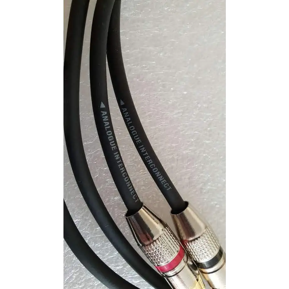 Schwarzes analogen Audiokabel mit RCA-Steckern und Bullet Plug von Eichmann für HIFITEAM