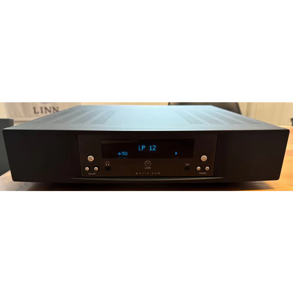 Schwarzer Linn Majik DSM/2 Stereo-Receiver mit blauer Digitalanzeige, verbindet Quellen mit hoher Klangqualität