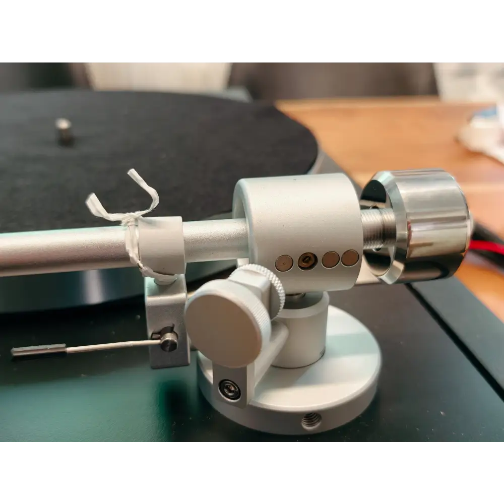 Silberfarbener tonarm mit gebürstetem metallfinish und verstellbarem gegengewicht auf linn majik lp12 hifiteam edition plattenwechsler