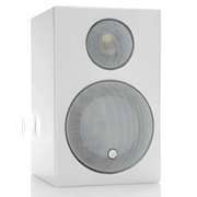 Weißer Monitor Audio Radius 90 Zwei-Wege-Regallautsprecher mit Metallgitter für bester Klang