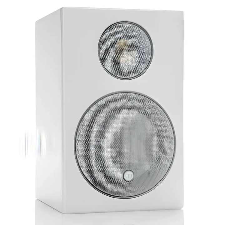 Weißer Monitor Audio Radius 90 Zwei-Wege-Regallautsprecher mit Metallgitter für bester Klang