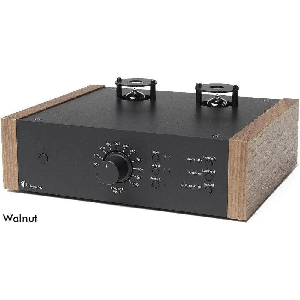Hochwertiger Pro-Ject Tubebox DS2 MM + MC mit schwarzen Audio-Komponenten und Holzseiten