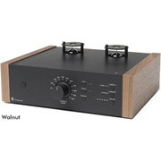 Hochwertiger Pro-Ject Tubebox DS2 MM + MC mit schwarzen Audio-Komponenten und Holzseiten