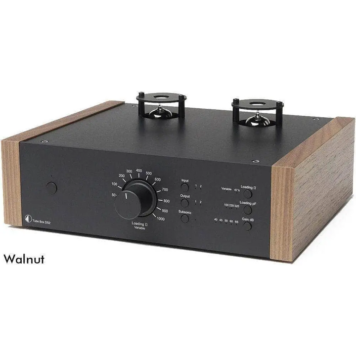 Hochwertiger Pro-Ject Tubebox DS2 MM + MC mit schwarzen Audio-Komponenten und Holzseiten
