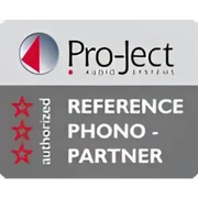 Bild eines autorisierten Pro-Ject Audio Systems Reference Phono Partner Abzeichens am PROJECT DEBUT CARBON EVO 2 HTE mit Ortofon 2M Silber und HifiTeam Edition