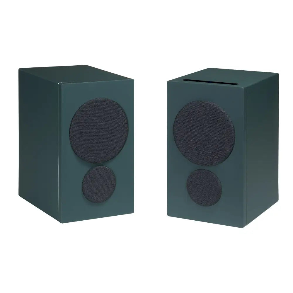 Paar matte dunkelgrüne cube-förmige psb iq2 lautsprecher mit schwarzen stoffbespannten treibern und bluetooth aptx adaptive