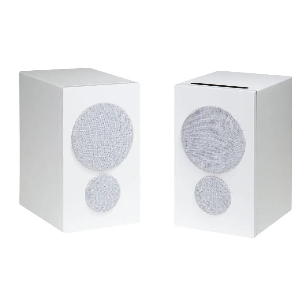 Paar minimalistischer weißer würfelförmiger psb iq2 lautsprecher mit grauen stoffgittern und bluetooth aptx adaptive