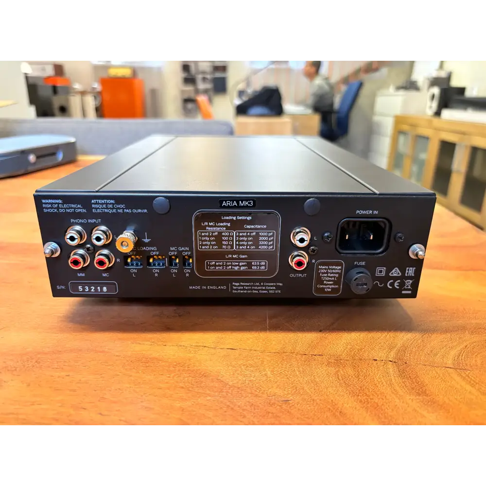 Schwarzer Rega Aria MK3 Audio-Vorverstärker mit multiple Eingängen und MC-Input für den Signalweg