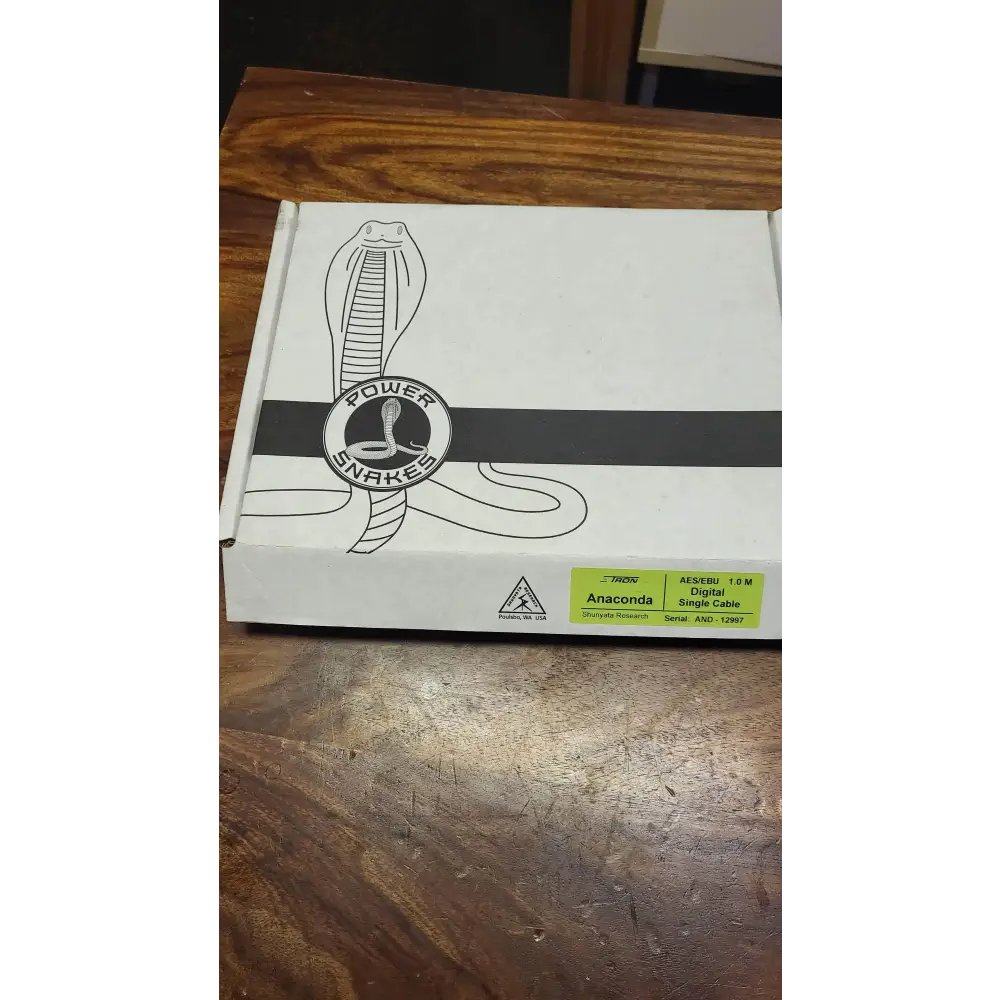 Weiße Box mit Cobra-Illustration und Power Snakes Logo, Topklasse High End Digitalkabel
