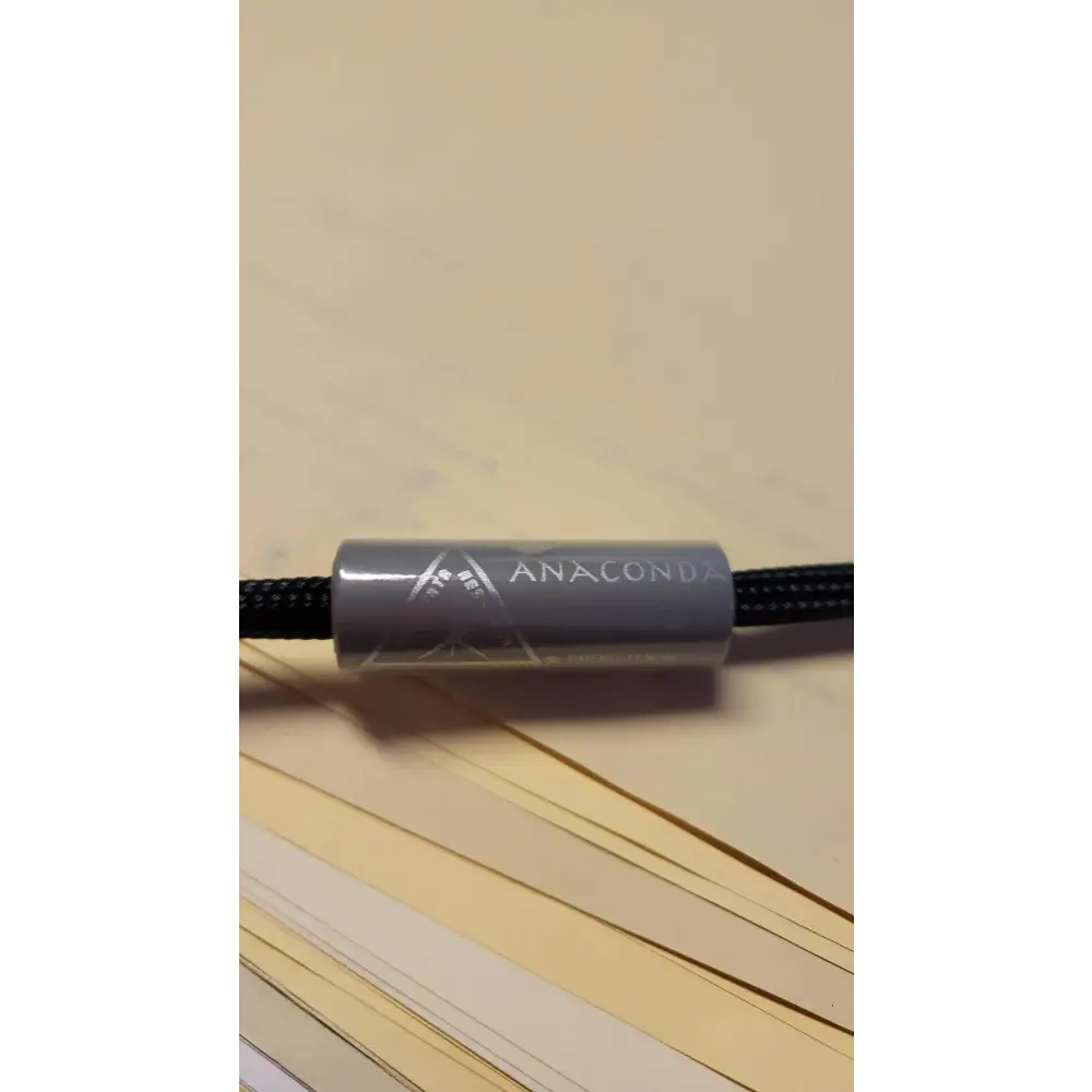 Hochwertiges topklasse high end digitalkabel mit grauem Ferritfilter und schwarzem Kabel
