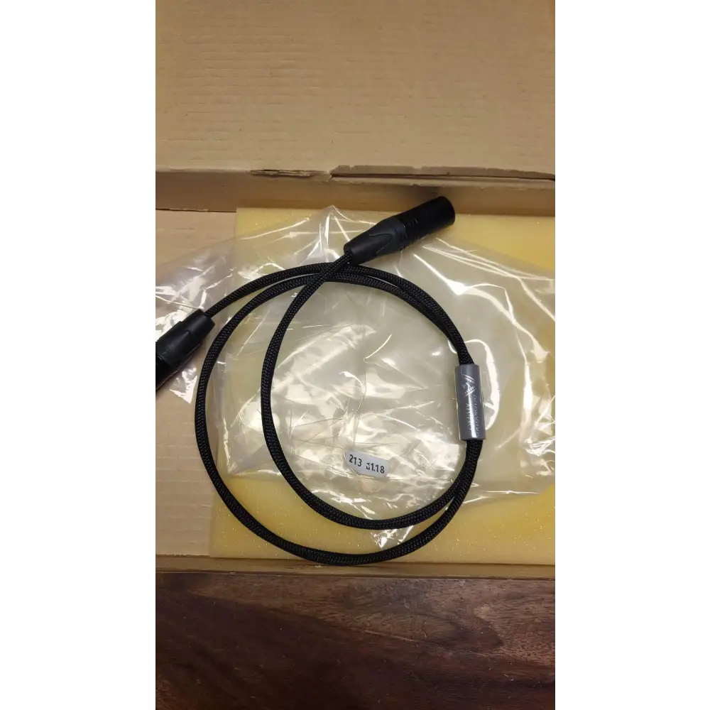 Schwarzes hochklassiges High End Digitalkabel mit XLR-Anschlüssen und Silberadapter