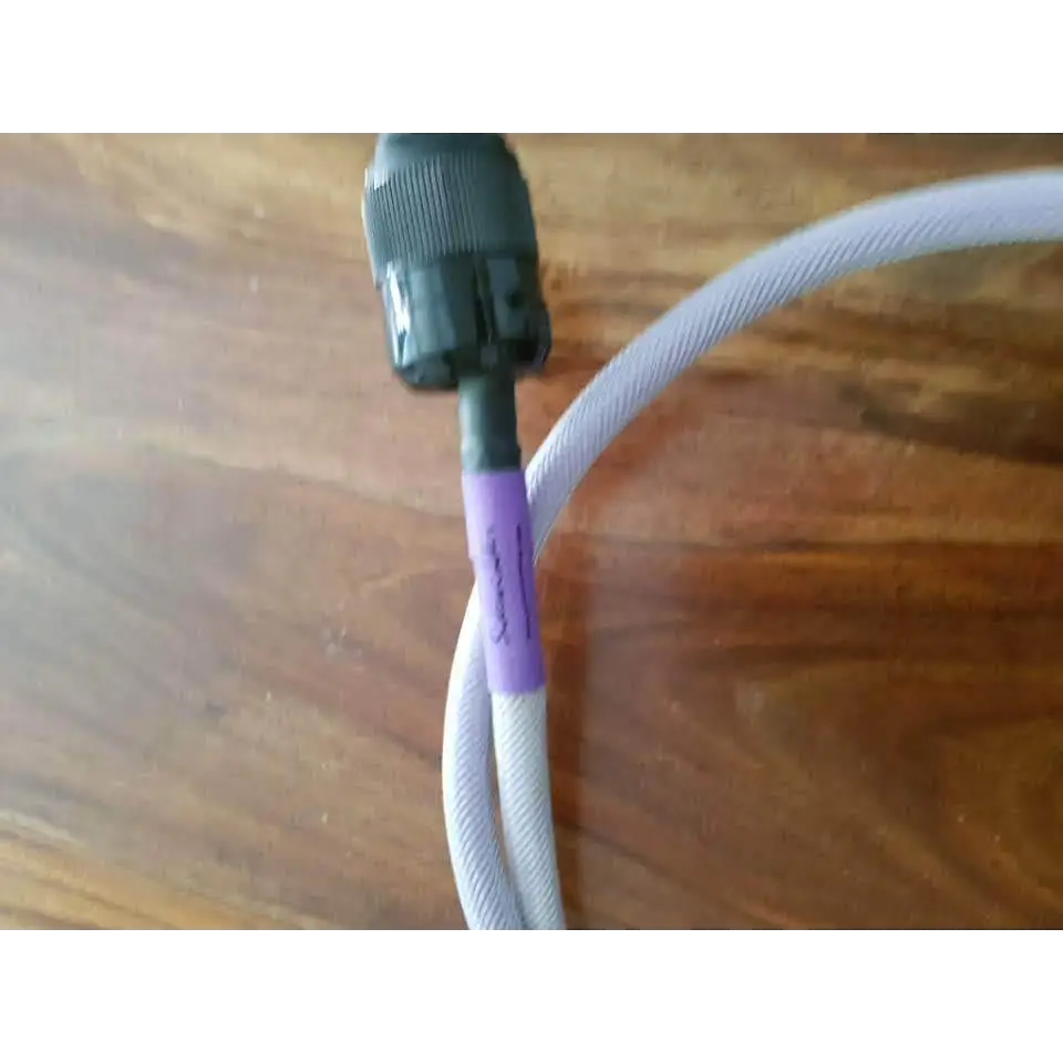 Braided weiße und lila Audiokabel mit schwarzem Stecker für besten Klang in Hifi Stereoanlage