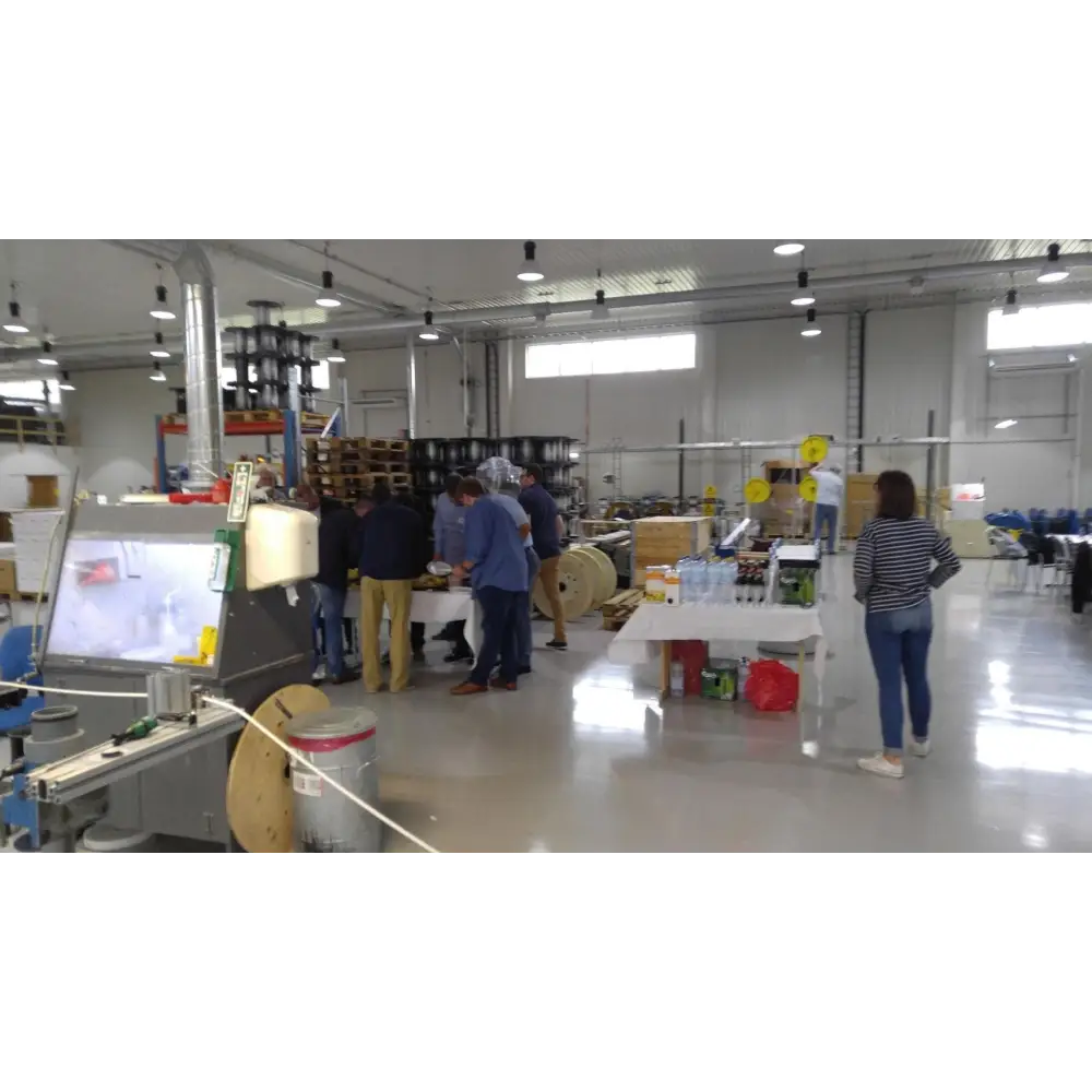 Menschen in einer Fabrik bei Supra Cables Schweden 40 Jahre Feier und Schulung, bester klang