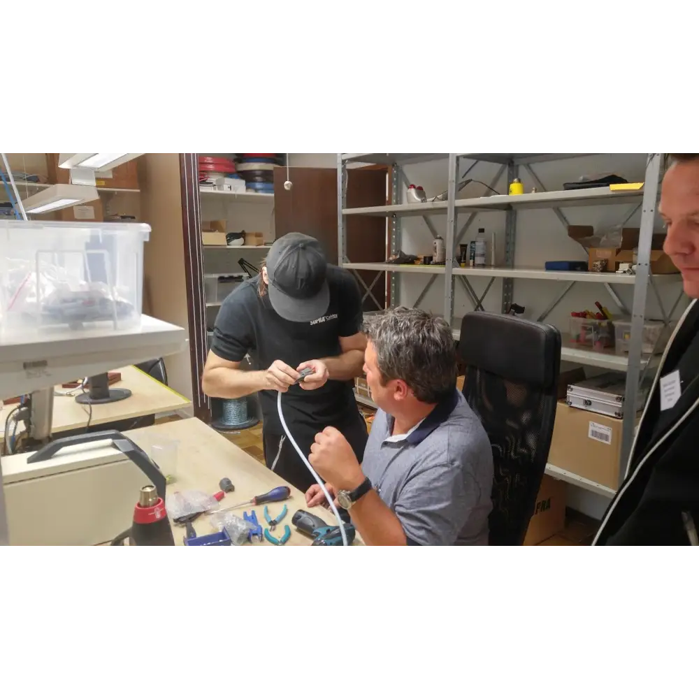 Drei Männer arbeiten an Elektronik in Workshop für Supra Cables Schweden 40 Jahre Feier