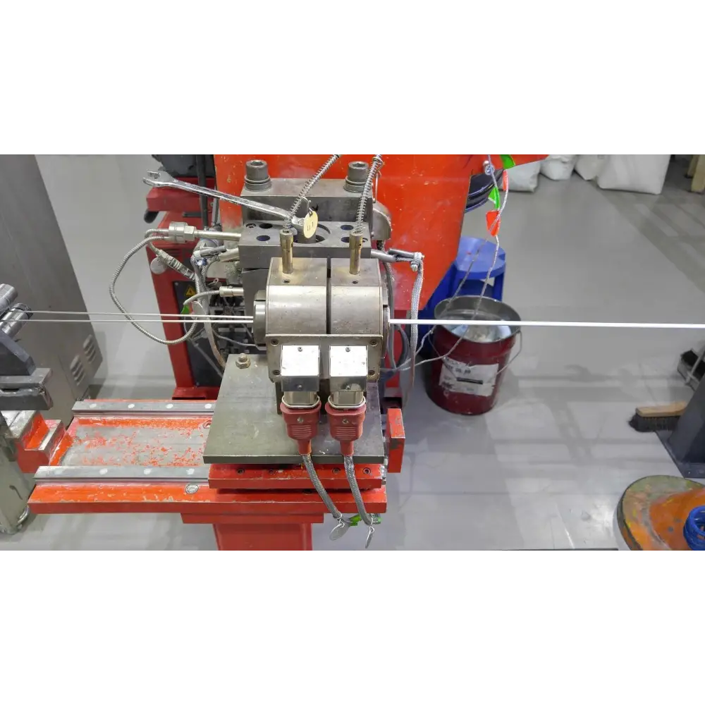 Industrie-Extrusionsmaschine produziert weiße Stränge für Supra Cables Schweden 40 Jahre Feier