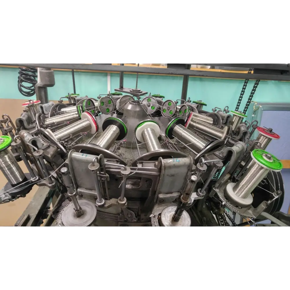Industrie-Braidemaschine mit metallicen Drähten für beste Klangqualität bei Supra Cables Schweden