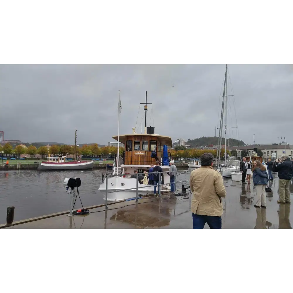 Hochwertige Hifi Stereoanlage an einem klassischen Holzboot am Pier, bester Klang