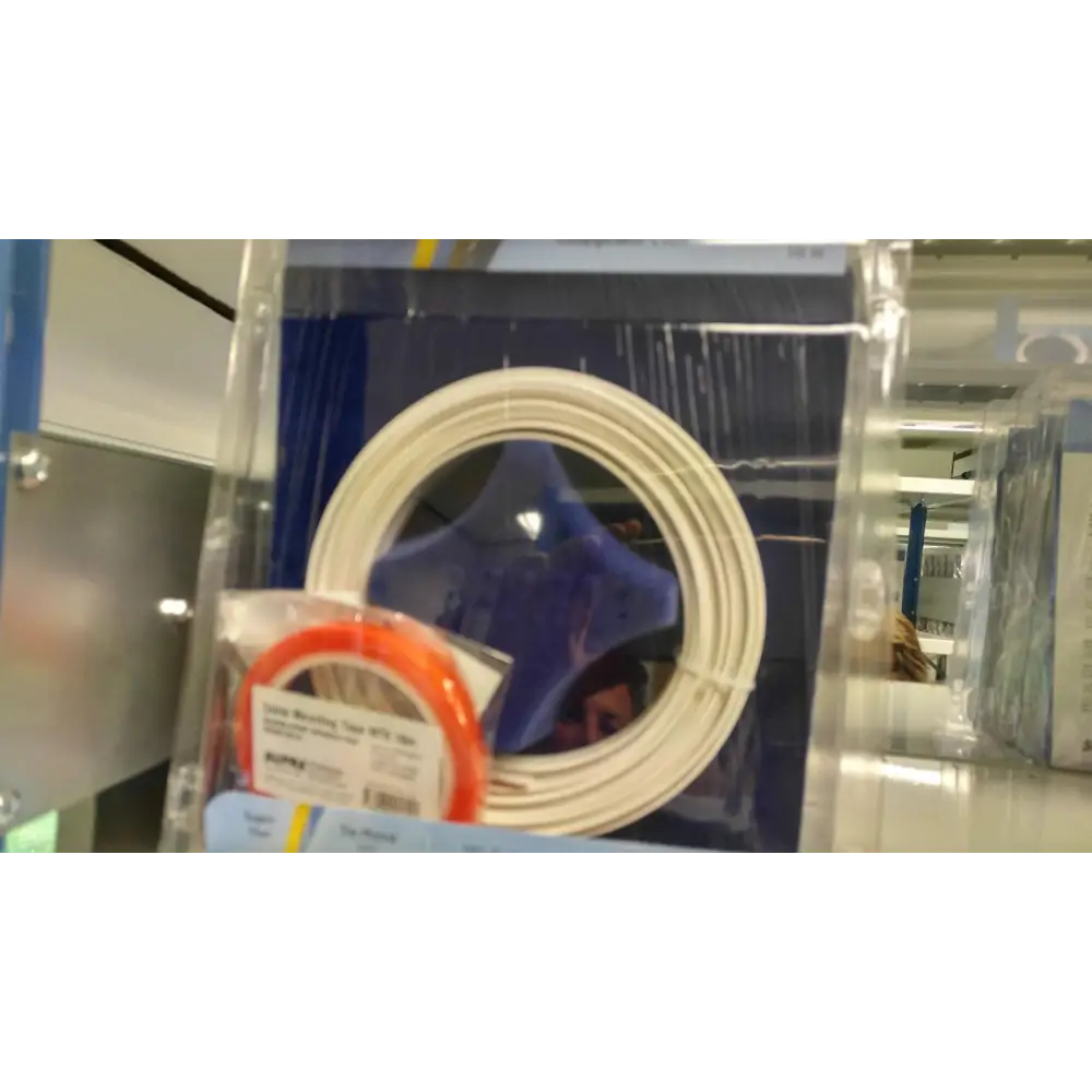 Weißes Schlauch mit orange Klebeband für beste Klangqualität bei Hifi und Stereoanlage