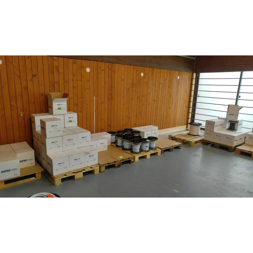 Palletts mit Kabeln und Geräteboxen für Supra Cables Schweden 40 Jahre Feier und Schulung