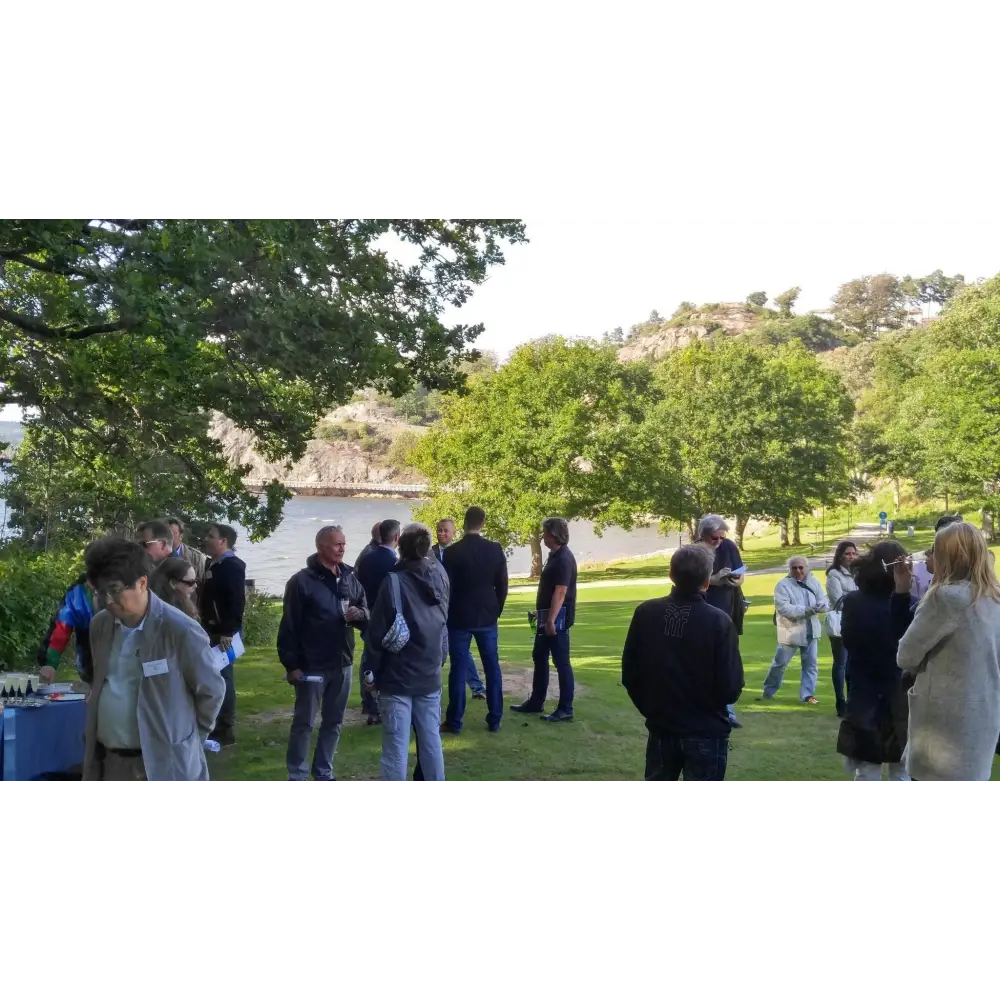 Gruppe im Park bei Supra Cables Schweden 40 Jahre Feier für besten Klang und Hifi