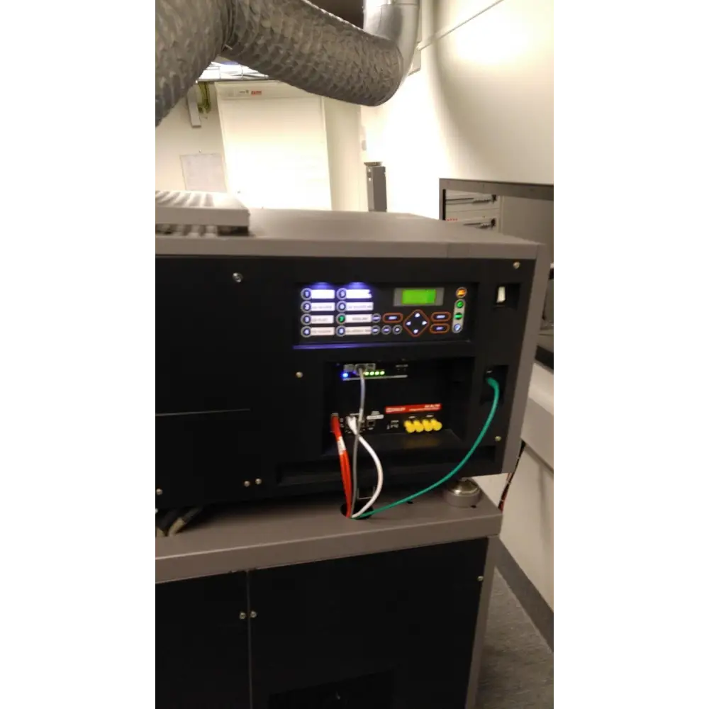 Industriekontrollpanel mit beleuchteten Tasten für bester klang und hifi Anwendungen