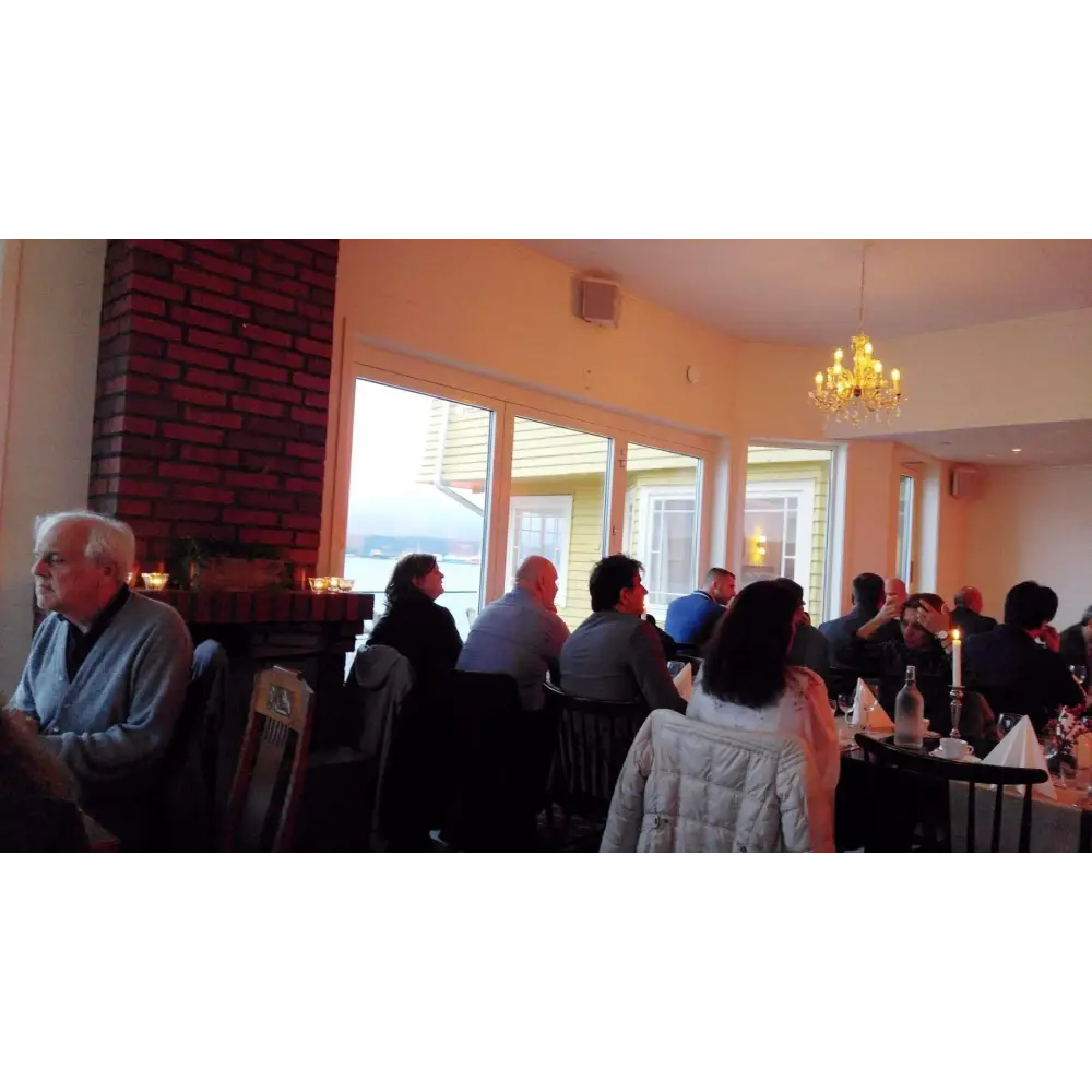 Indoor-Restaurant mit Gästen, ideal für besten Klang und Hifi-Erlebnisse