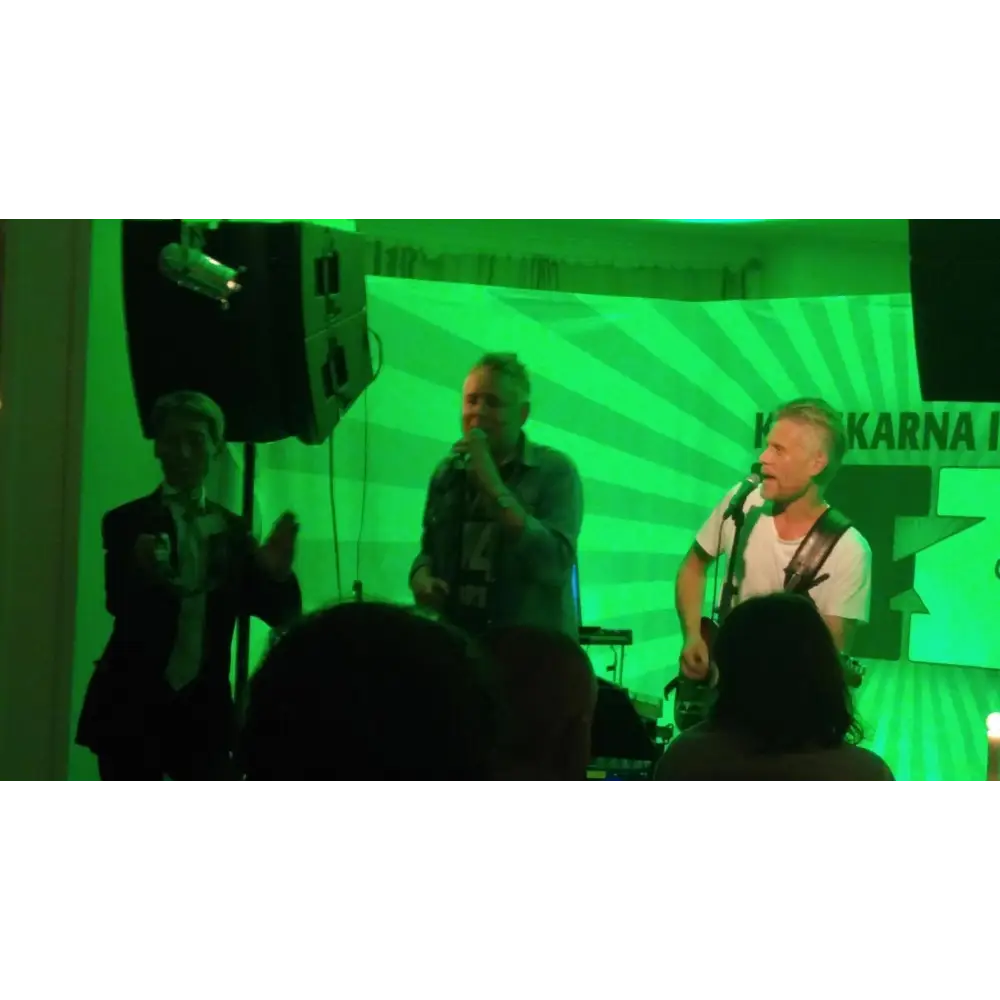 Live-Band auf Bühne mit grünem Licht, ideal für bester Klang in Hifi Stereoanlage