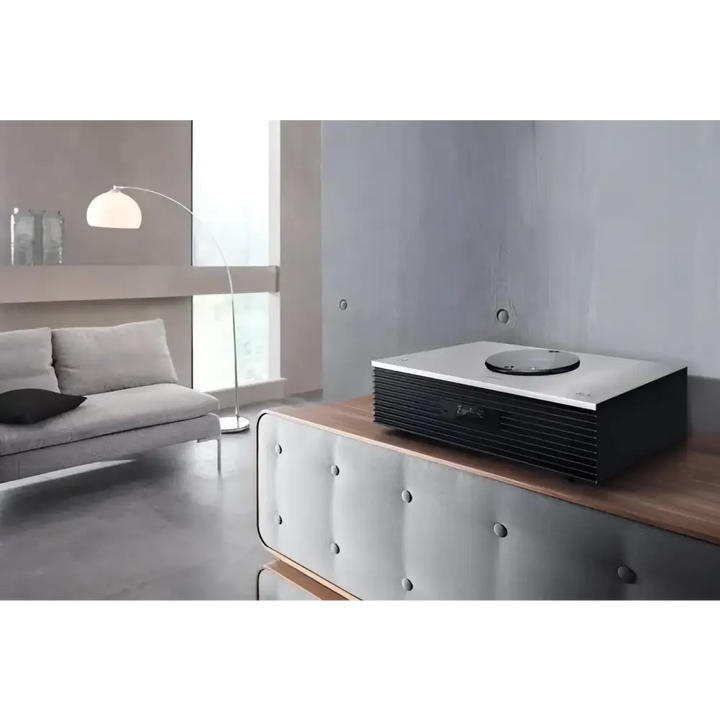 Sleek silber und schwarz High-Fidelity-Audiozentrum SC-C70MK2 von Technics