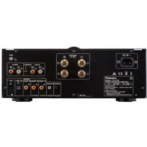 Rückseite des schwarzen Technics SU-C700 Verstärkers mit Audioanschlüssen und Lautsprecher Terminals, jeno engine, noise shaping, load adaptive phase