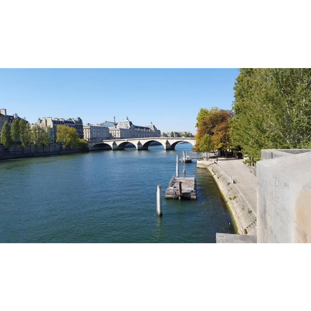 Bild zeigt einen Fluss in einer Stadt mit Brücke und Gebäuden, passend zu Triangle Werksbesuch